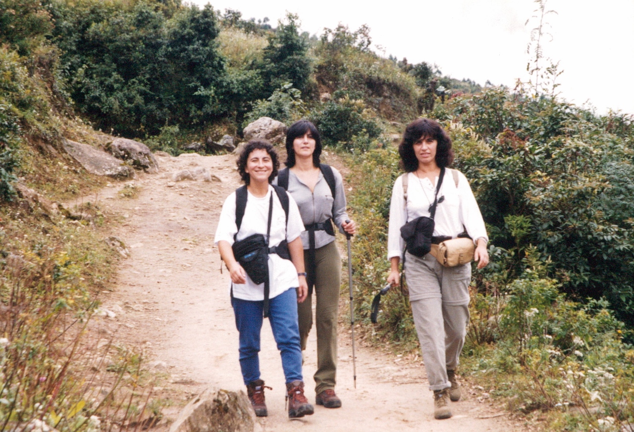 portuguese ladies trekking in nepal solukhumbu 1998