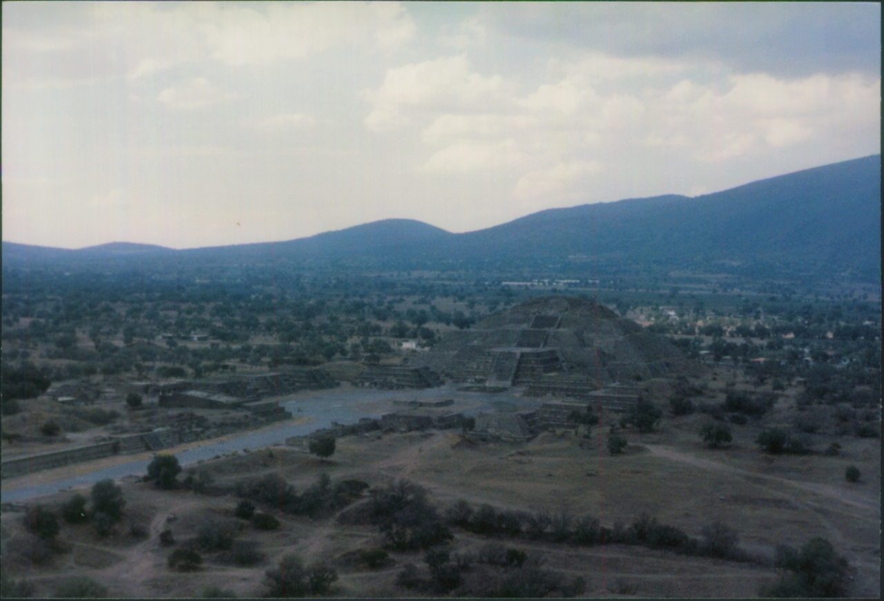 moon_pyramid_teotihuacan_mexico_1990_15.jpg