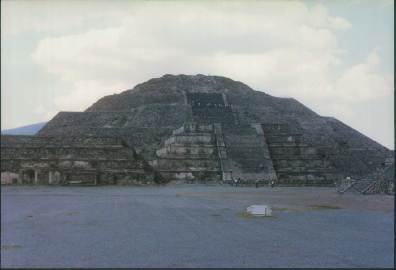 moon_pyramid_teotihuacan_mexico_1990_17.jpg