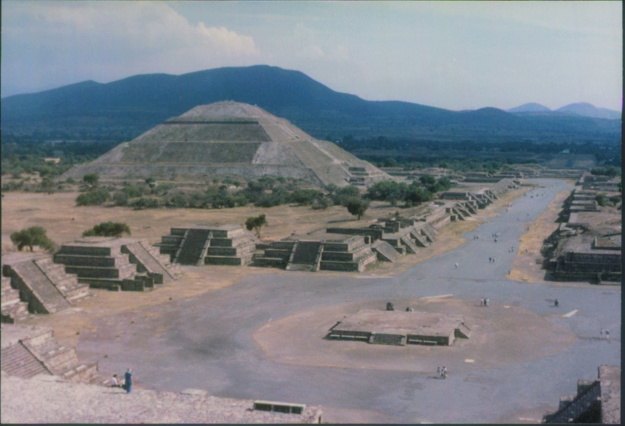 sun_pyramid_avenue_of_the_dead_teotihuacan_mexico_1990.jpg