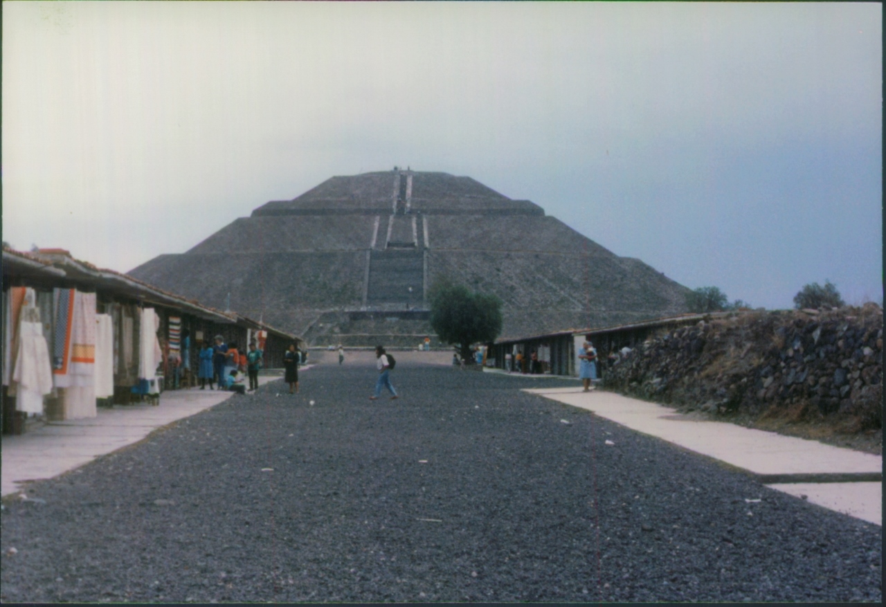 sun_pyramid_teotihuacan_mexico_1990_07.jpg