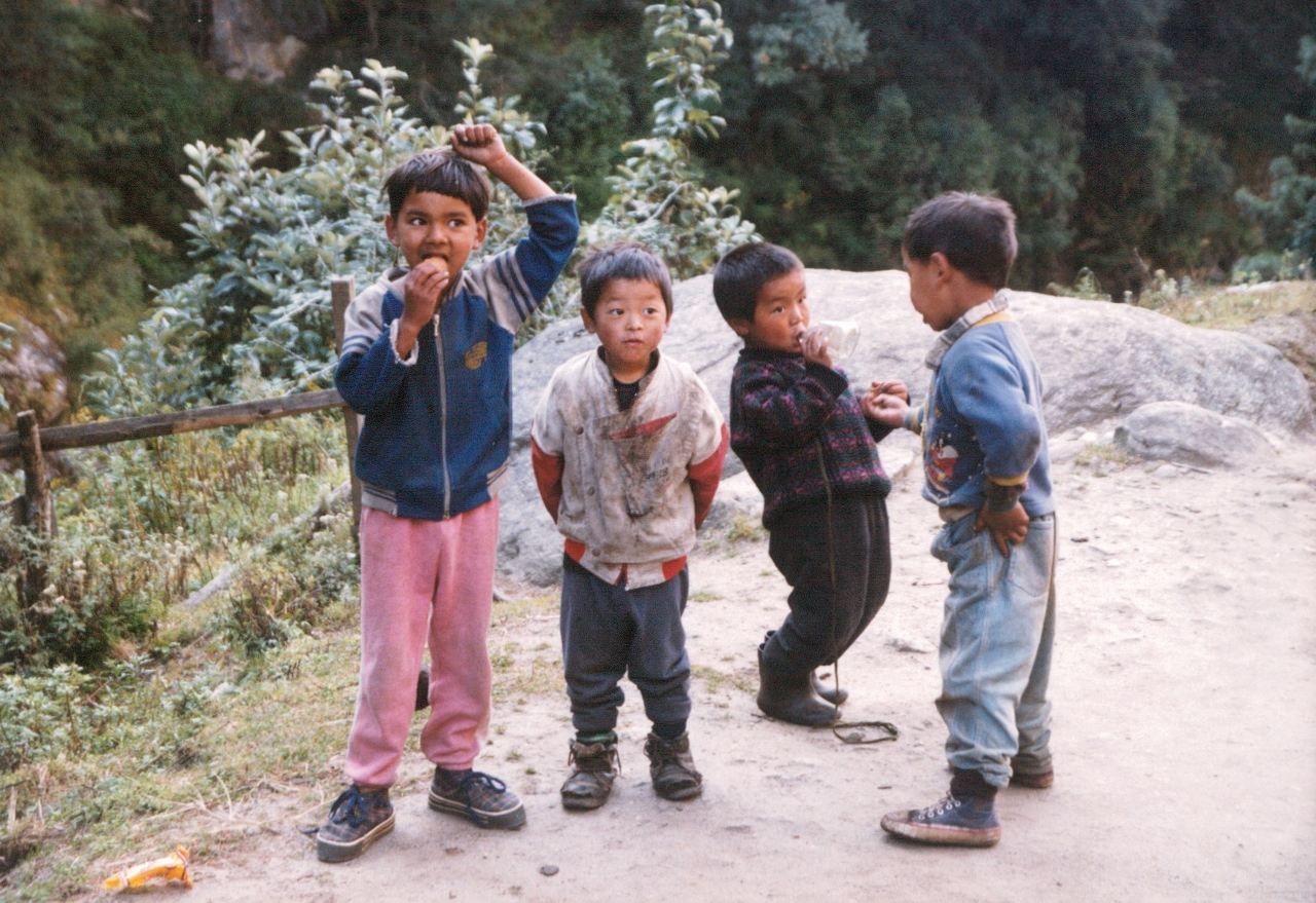 sherpa children trekking in nepal solukhumbu nepal 1998