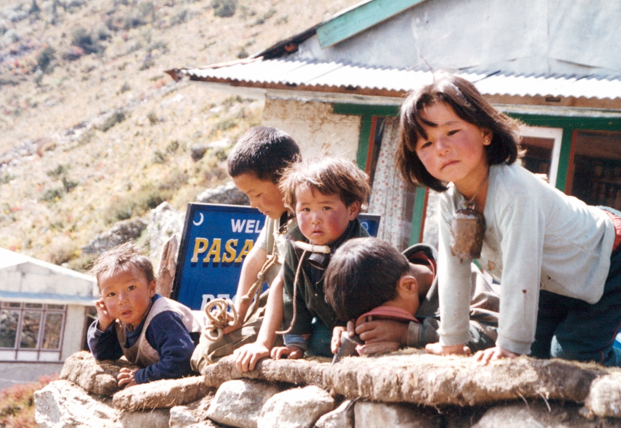 sherpa children trekking in nepal solukhumbu nepal 1998